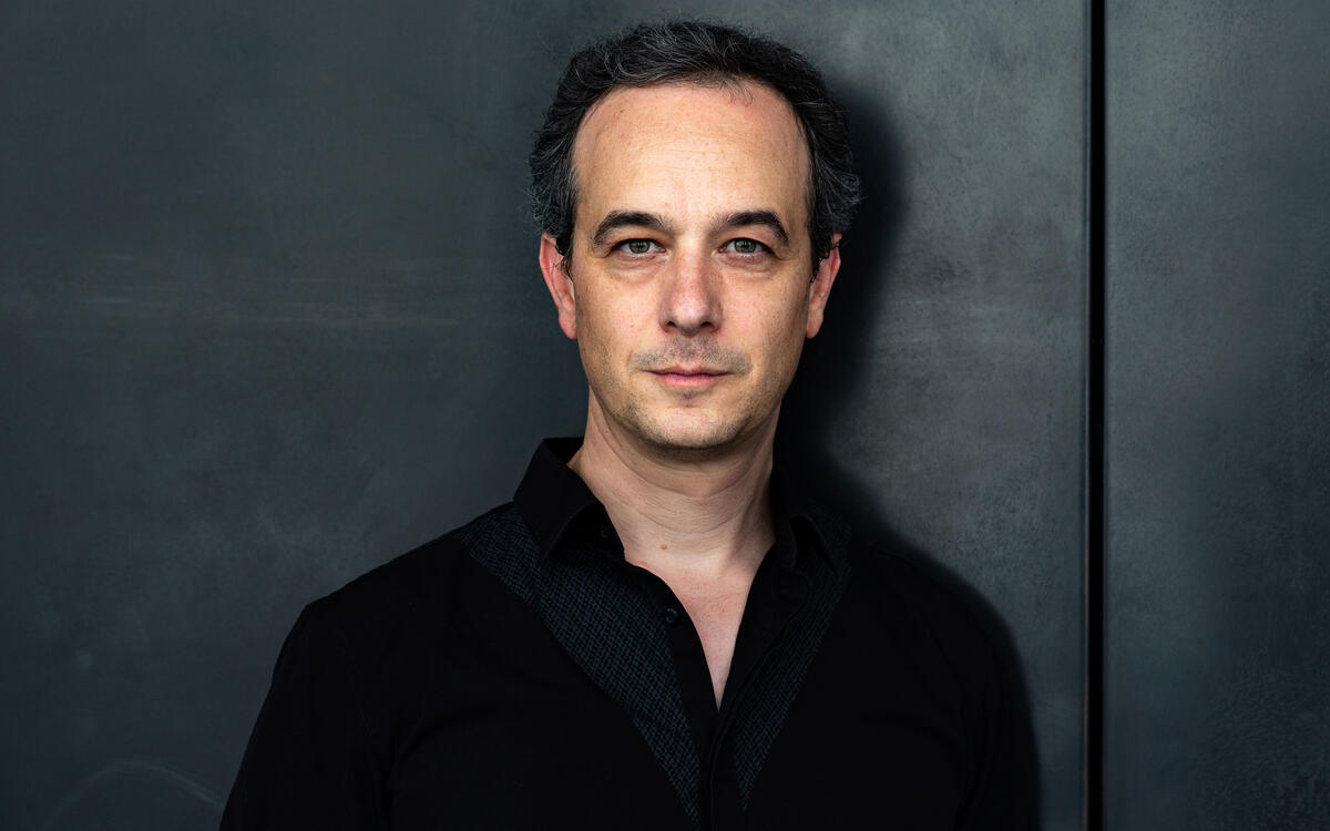 ADRIAN ERÖD gestaltet den Baritonpart in Eric Zeisls "Requiem Ebraico"